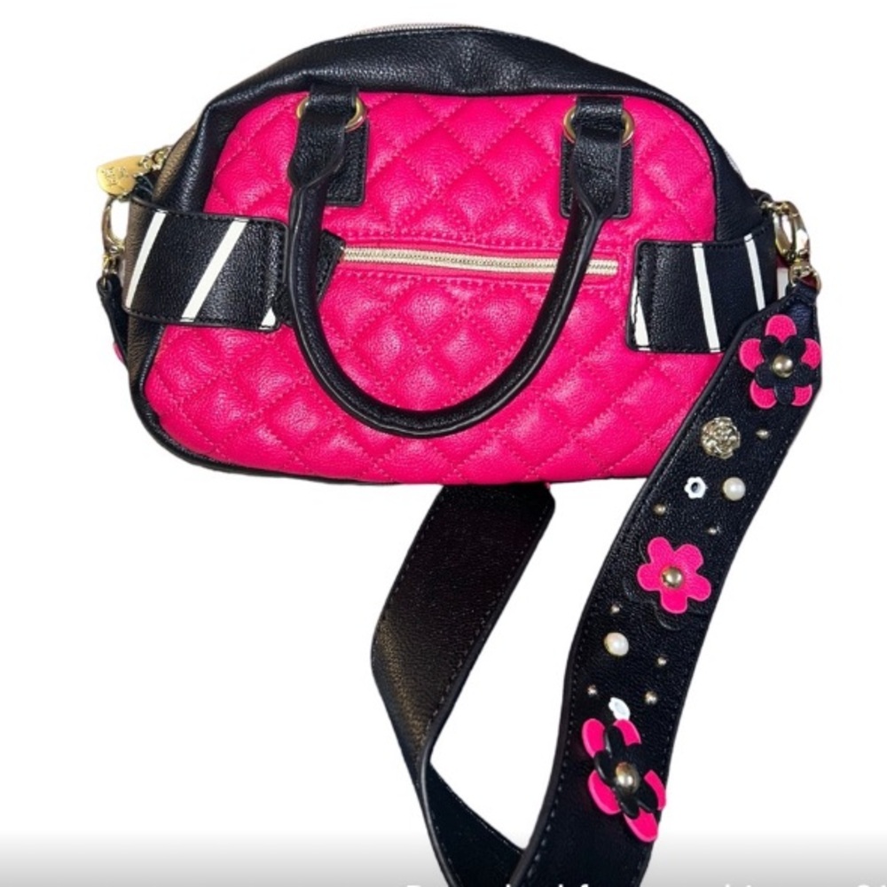 BETSEY JOHNSON Pink & Black w/ Flower Guitar Strap Purse NWOT - Picture 2 of 11